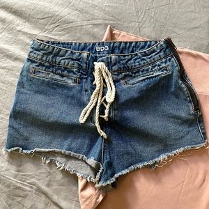 👖 Cut off denim shorts with lacing detail